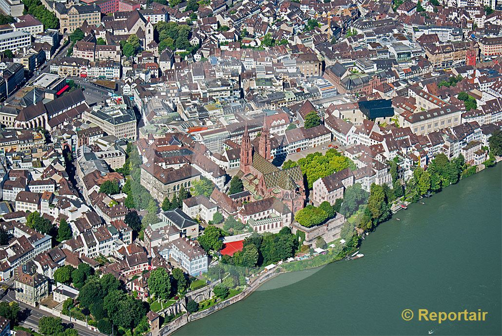 Foto: Das Basler Münster. (Luftaufnahme von Niklaus Wächter)