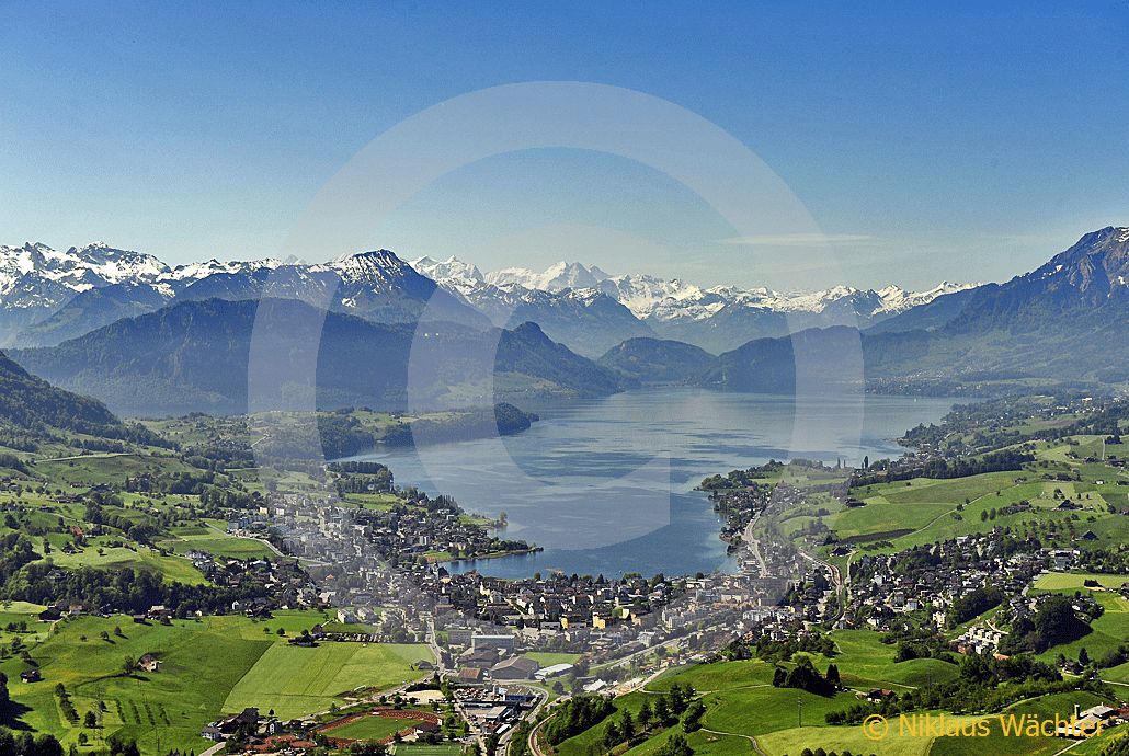 Foto: Der Küssnachtersee mit Küssnacht am Rigi. (Luftaufnahme von Niklaus Wächter)