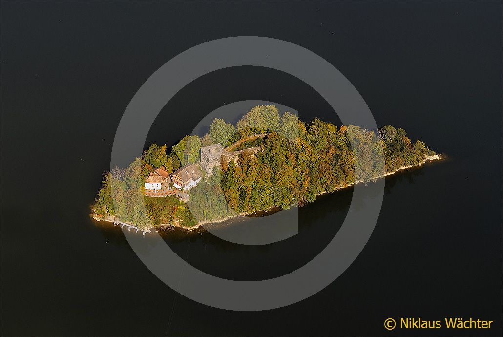 Foto: Luftaufnahme Burg Schwanau auf dem Lauerzersee. (Luftaufnahme von Niklaus Wächter)