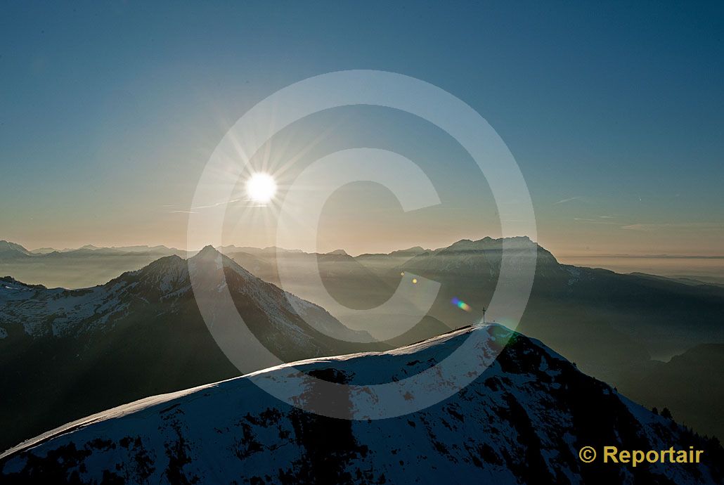 Foto: Abendstimmung über dem Buochserhorn. (Luftaufnahme von Niklaus Wächter)