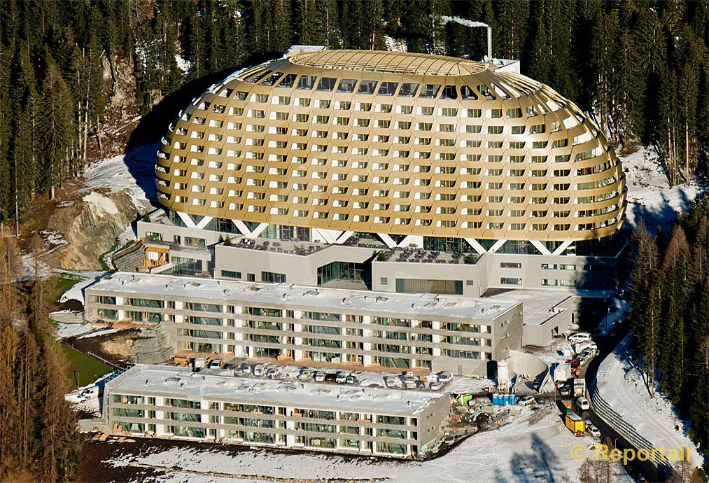 Foto: Das Hotel InterContinental in Davos.. (Luftaufnahme von Niklaus Wächter)