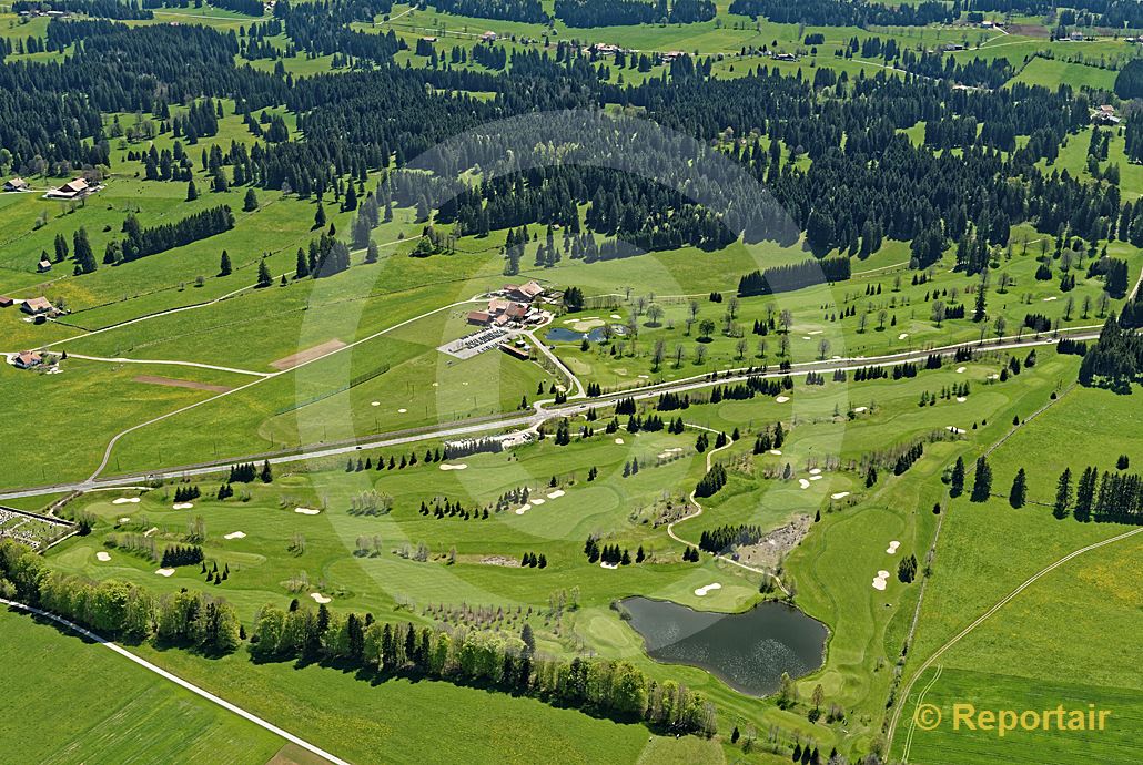 Foto: Der Golfplatz von Les Bois JU. (Luftaufnahme von Niklaus Wächter)