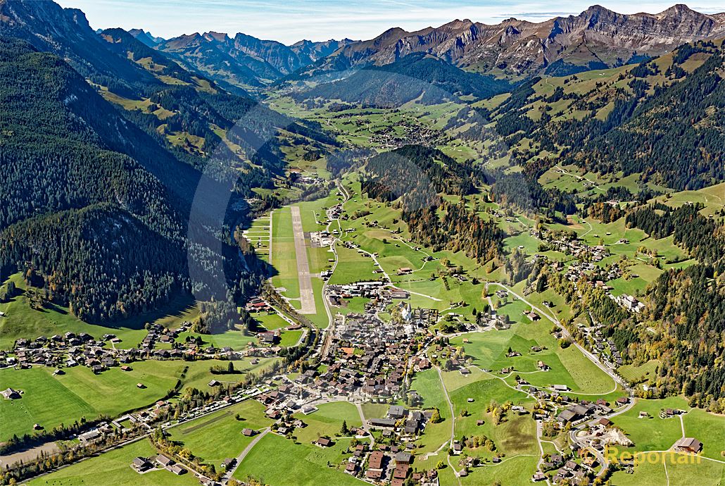 Foto: Saanen BE mit seinem Flugplatz. (Luftaufnahme von Niklaus Wächter)