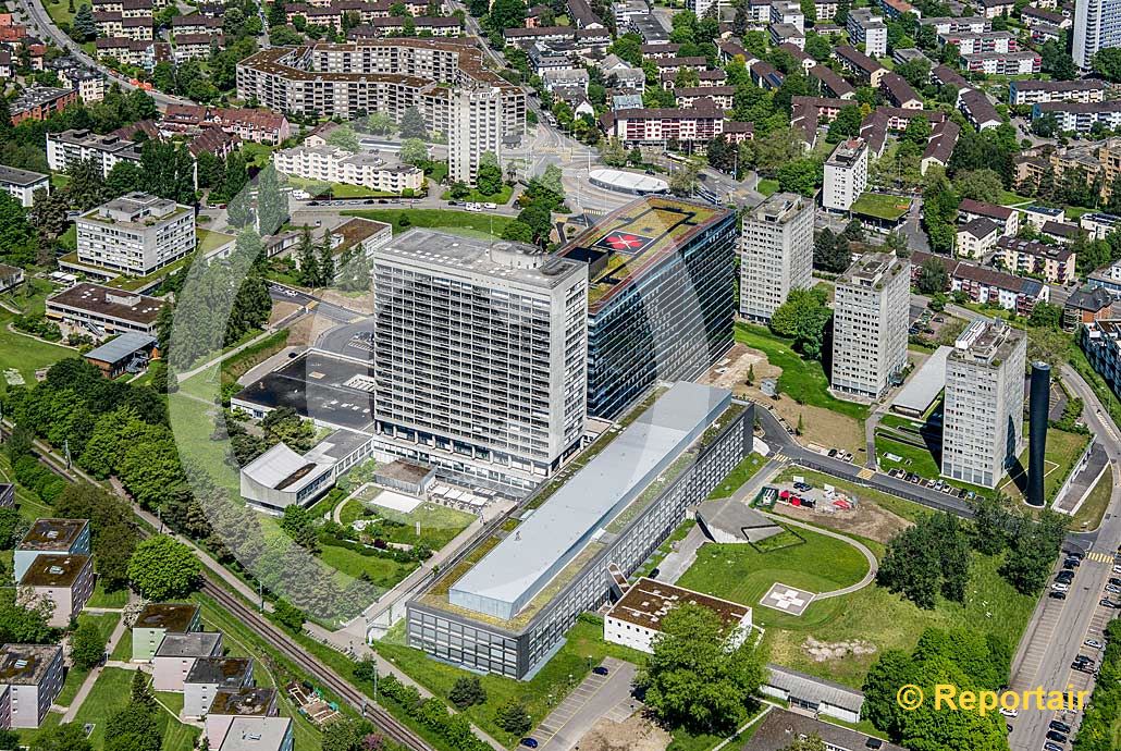 Foto: Das Zürcher Stadtspital Triemli. (Luftaufnahme von Niklaus Wächter)