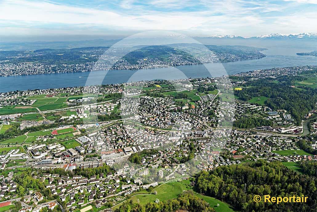 Foto: Adliswil ZH zwischen Albiskette und Zürichsee. (Luftaufnahme von Niklaus Wächter)