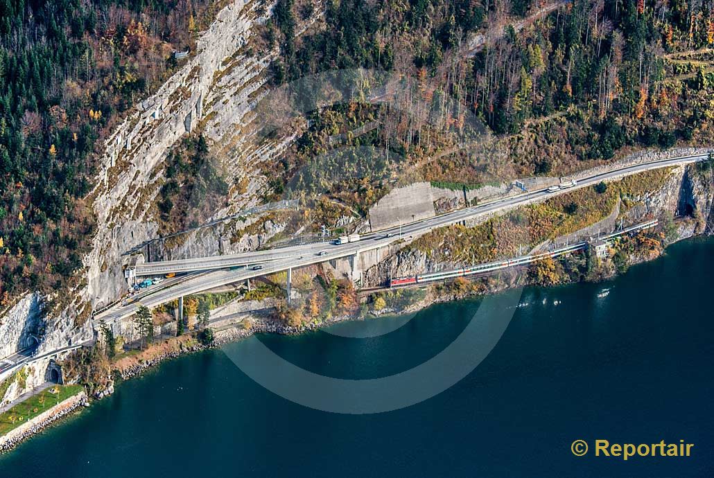 Foto: Die Axenstrasse bei Brunnen SZ. (Luftaufnahme von Niklaus Wächter)