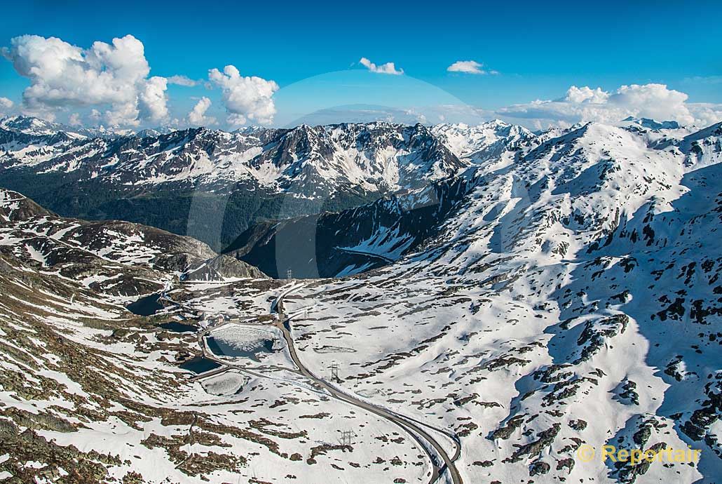 Foto: Der Gottharspass in Richtung Süden. (Luftaufnahme von Niklaus Wächter)