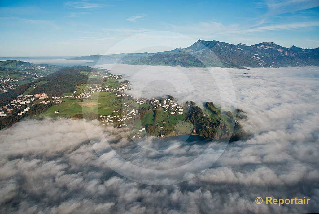 Foto: Meggen (LU) wird vom Nebel überrollt.. (Luftaufnahme von Niklaus Wächter)