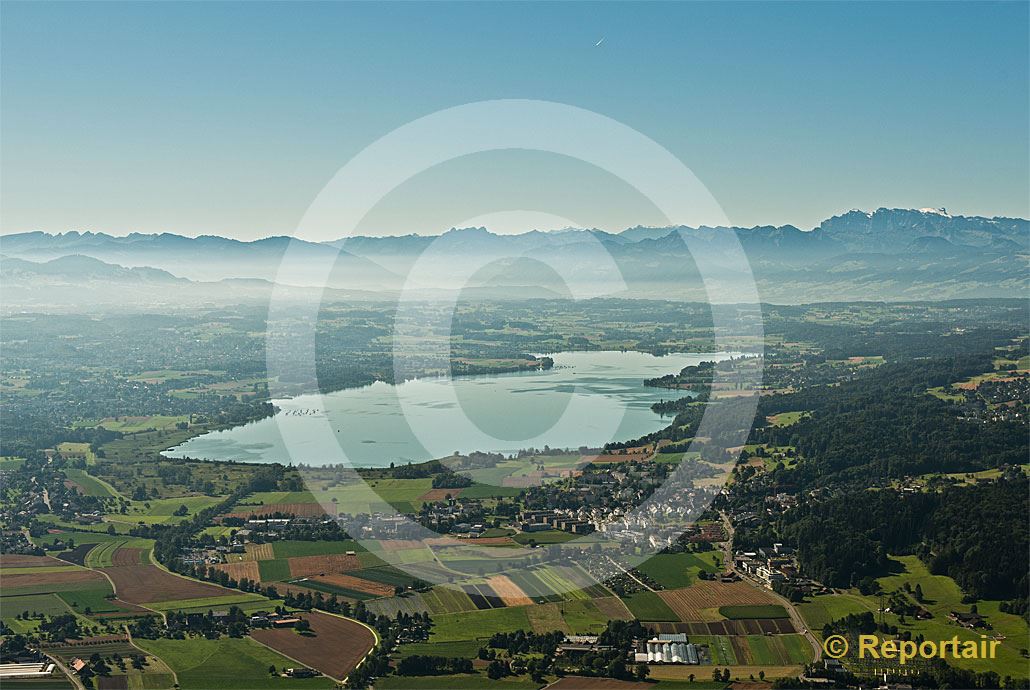 Foto: Der Greifensee (ZH) im Morgenlicht. (Luftaufnahme von Niklaus Wächter)