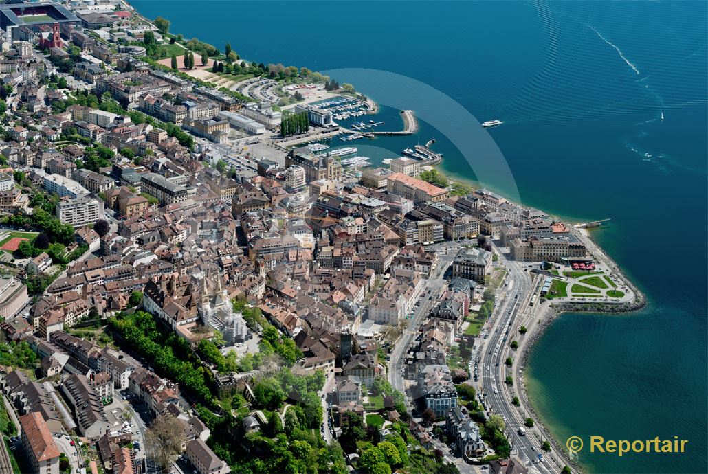 Foto: Neuchatel mit seiner Altstadt.. (Luftaufnahme von Niklaus Wächter)