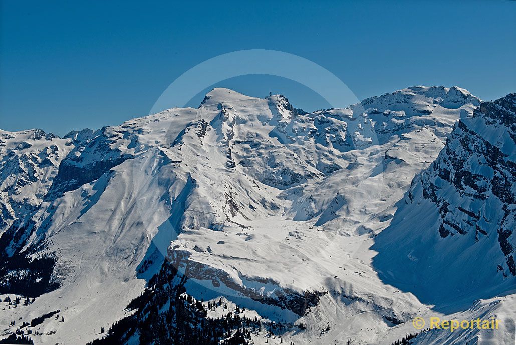 Foto: Der Titlis mit dem Jochpass. (Luftaufnahme von Niklaus Wächter)