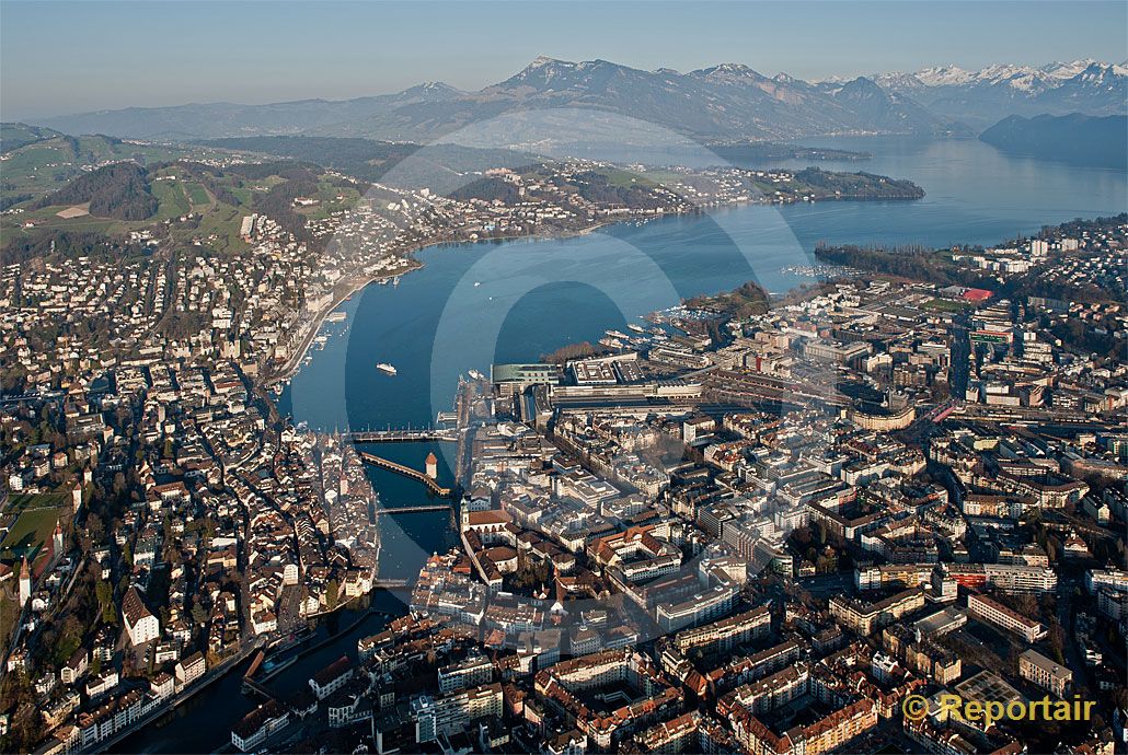 Foto: Luzern im Abendlicht. (Luftaufnahme von Niklaus Wächter)