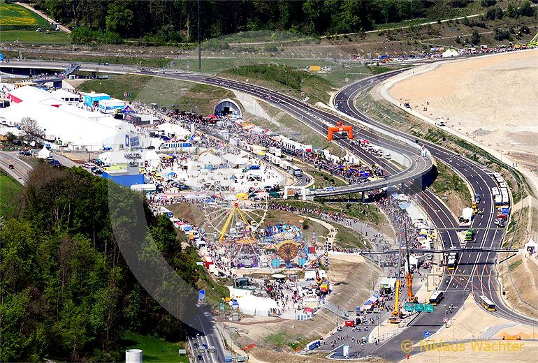 Foto: Das Autobahn-Züri-West-Fäscht im April 2009. (Luftaufnahme von Niklaus Wächter)