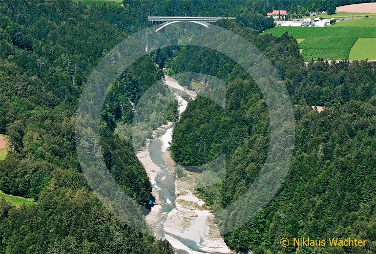 Foto: Die als Röschtigraben bezeichnete Sense-Schlucht mit der Schwarzwasserbrücke. (Luftaufnahme von Niklaus Wächter)