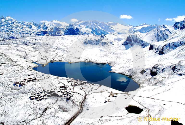 Foto: Sommerschnee auf Melchsee-Frutt. (Luftaufnahme von Niklaus Wächter)