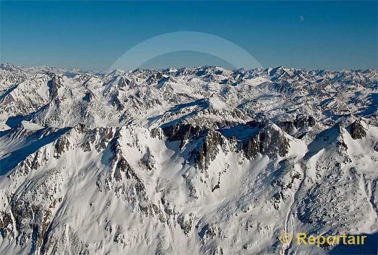 Foto: Schweizer Berggipfelmeer. Im Vordergrund das Gotthardmassiv. Blick gegen Osten.. (Luftaufnahme von Niklaus Wächter)