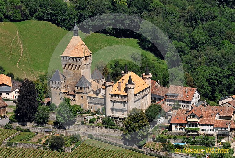 Foto: Das Schloss von Vufflens-le-Chateau. (Luftaufnahme von Niklaus Wächter)