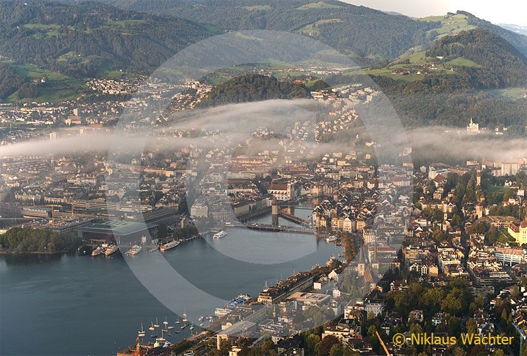 Foto: Morgennebel über Luzern. (Luftaufnahme von Niklaus Wächter)