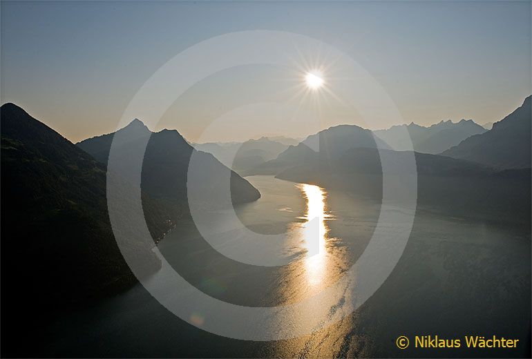 Foto: Morgensonne über dem Vierwaldstättersee bei Beckenried. (Luftaufnahme von Niklaus Wächter)