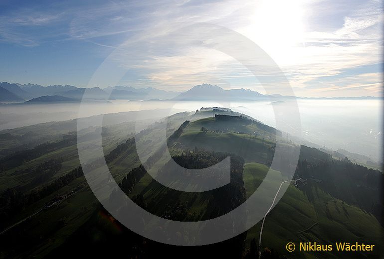 Foto: Michaelskreuz  oberhalb  Root  mit  Pilatus  im  Hintergrund. (Luftaufnahme von Niklaus Wächter)