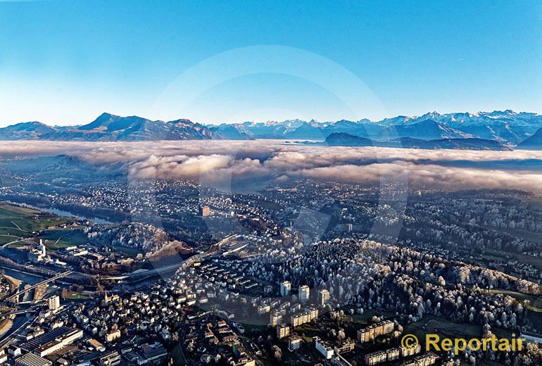 Foto: Luzern unter der Hochnebeldecke. (Luftaufnahme von Niklaus Wächter)