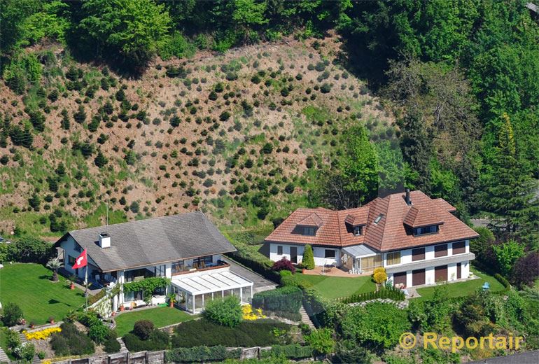 Foto: Hangsicherungsmassnahmen für  neugebaute Einfamilienhäuser.. (Luftaufnahme von Niklaus Wächter)