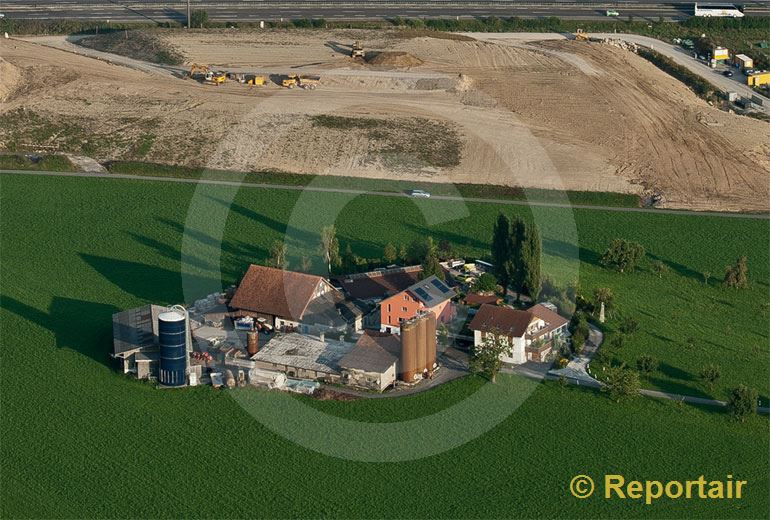 Foto: Bedrohter Hof bei Rotkreuz ZG. (Luftaufnahme von Niklaus Wächter)