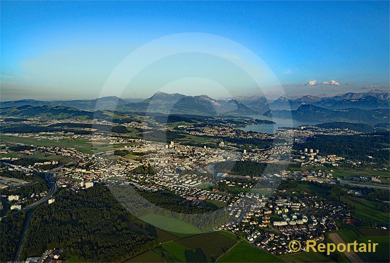 Foto: Emmen LU im Abendlicht mit Luzern im Hintergrund. (Luftaufnahme von Niklaus Wächter)