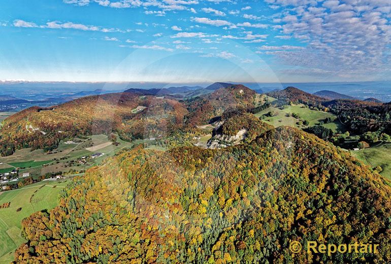 Foto: Herbst in den Jura-Hügeln bei Zeglingen BL. (Luftaufnahme von Niklaus Wächter)