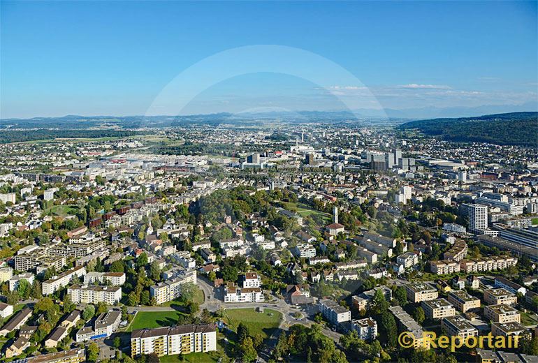 Foto: Zürich - Seebach mit Blick Richtung Osten. (Luftaufnahme von Niklaus Wächter)