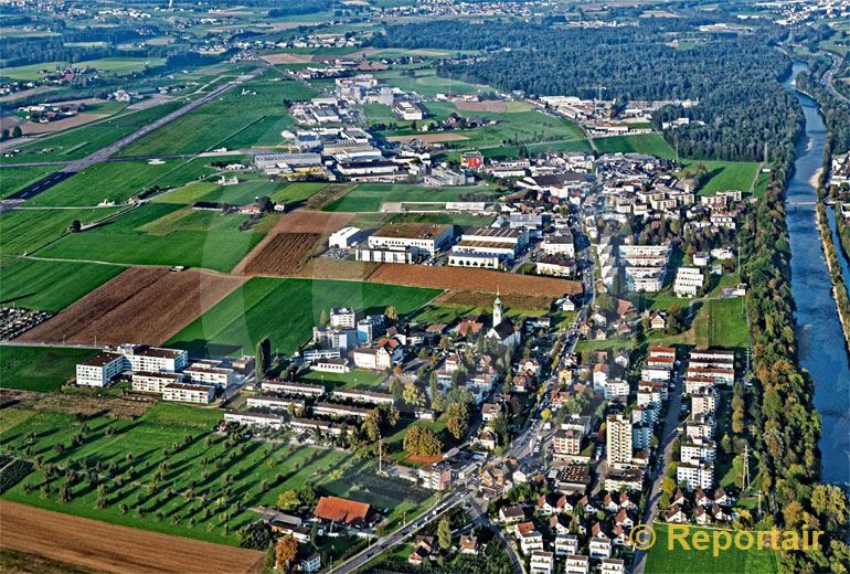 Foto: Das Dorf Emmen LU neben der Reuss. (Luftaufnahme von Niklaus Wächter)