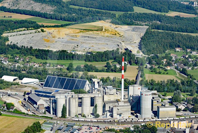 Foto: Ursache und Wirkung Jura Zement in Wildegg AG. (Luftaufnahme von Niklaus Wächter)