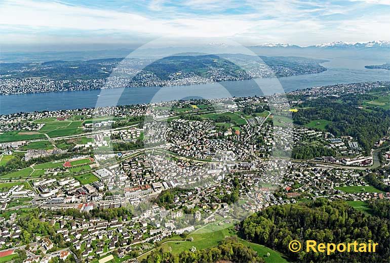 Foto: Adliswil ZH zwischen Albiskette und Zürichsee. (Luftaufnahme von Niklaus Wächter)