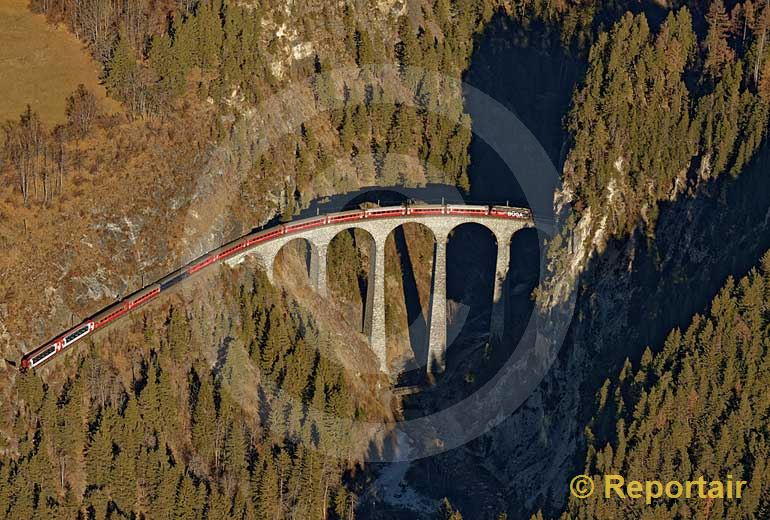 Foto: Das berühmte Landwasserviadukt bei Filisur GR. (Luftaufnahme von Niklaus Wächter)