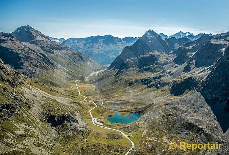 Foto: Der Julierpass bei St. Moritz (GR).. (Luftaufnahme von Niklaus Wächter)