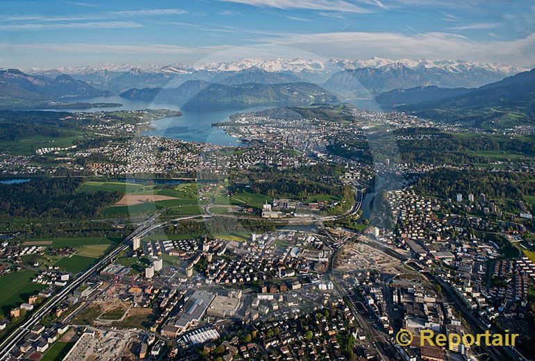 Foto: Luzern mir Emmenbrücke im Vordergrund.. (Luftaufnahme von Niklaus Wächter)