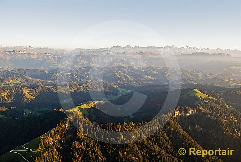 Foto: Die Napfregion mit der Alpenkette im Hintergrund. (Luftaufnahme von Niklaus Wächter)