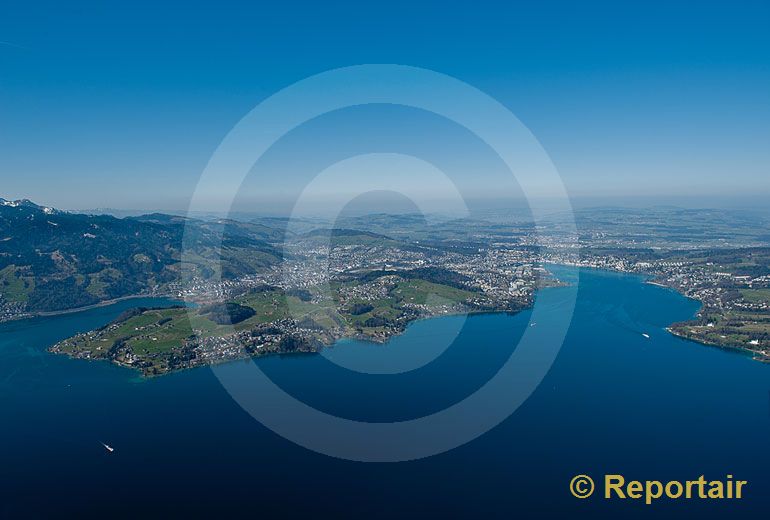 Foto: Vierwaldstättersee bei Luzern mit der Horwer-Halbinsel links. (Luftaufnahme von Niklaus Wächter)