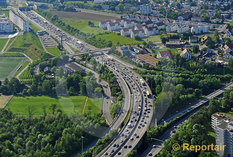 Foto: Autobahn A1 und A4 bei Opfikon ZH. (Luftaufnahme von Niklaus Wächter)