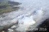 Luftaufnahme UMWELTBELASTUNG/Nebel und Rauch ueber Perlen - Foto Papierfabrik Perlen 2415